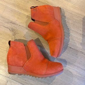 LIGHTLY WORN - Coral Sorel Boots